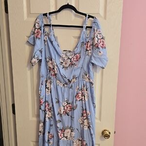 Chic Floral Maxi Dress in Light Blue